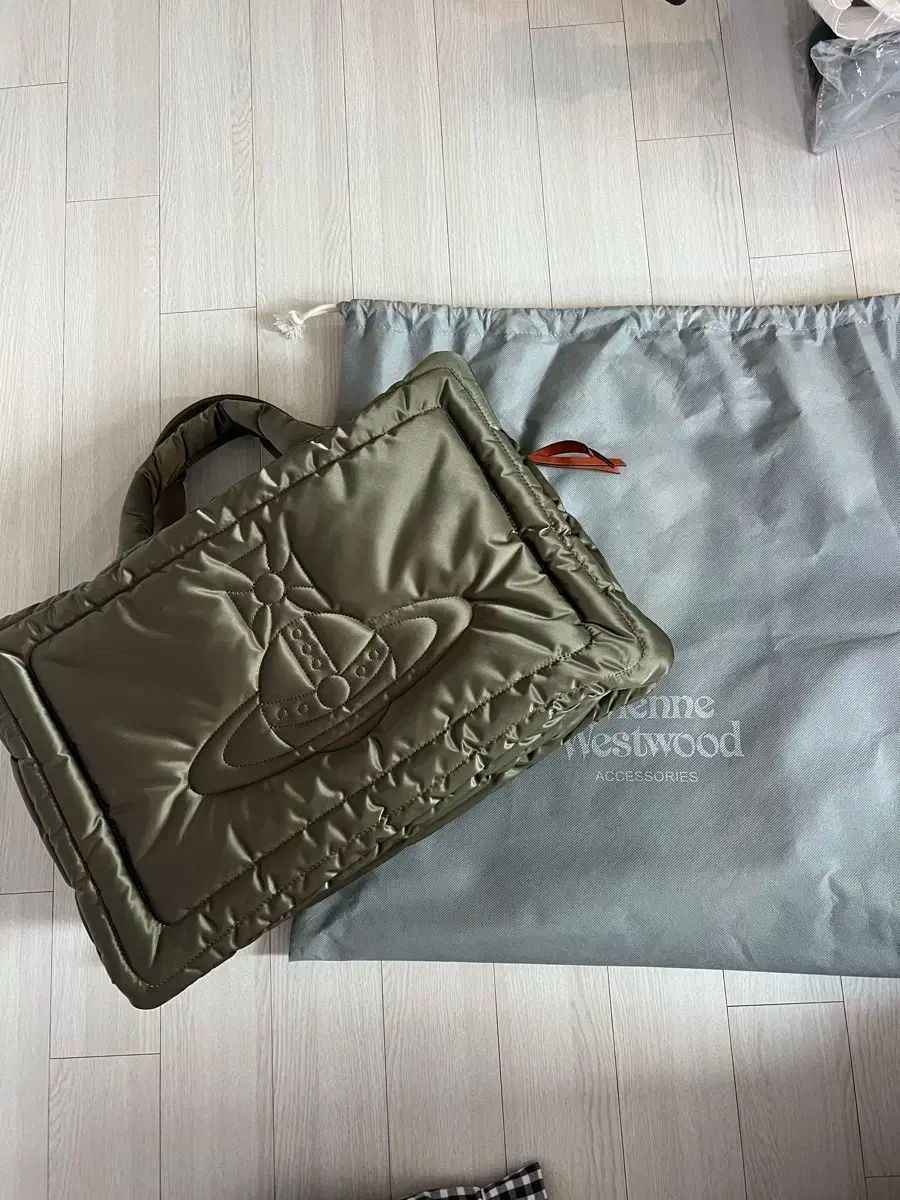 L Vivienne Westwood ヴィヴィアン ウエストウッド アイダーダウン ボストンバッグ