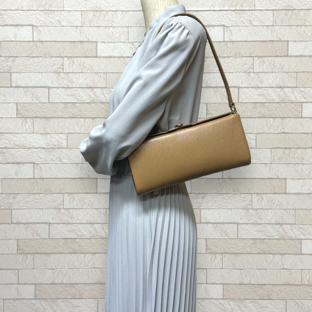 サルヴァトーレフェラガモ ガンチーニ ショルダーバッグ レザー AU-21