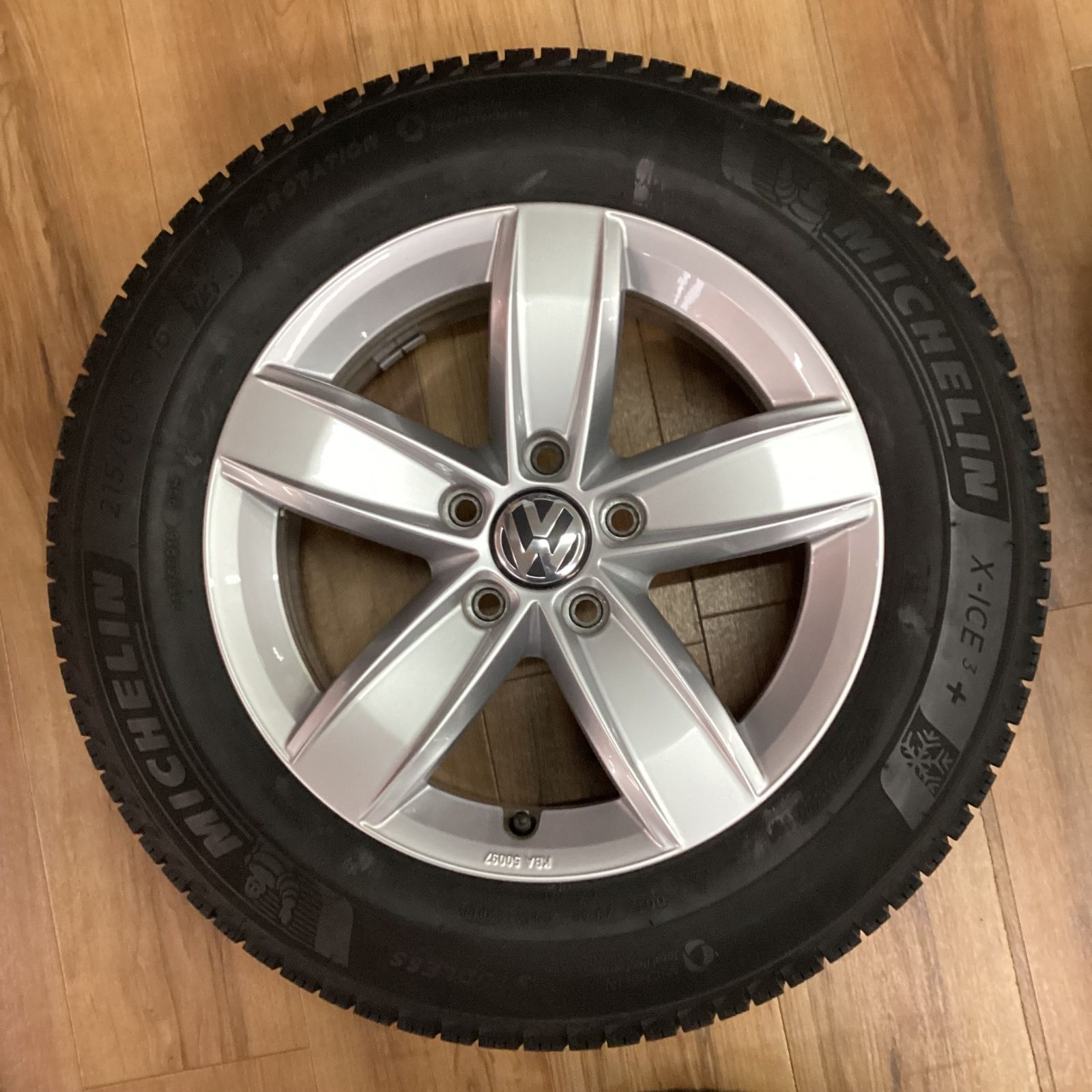 ワーゲン ビートル 純正 スタッドレスタイヤ ミシュラン 215/60 R16 