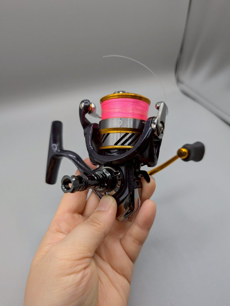 DAIWA REVROS 2000スピニングリール ピンクライン ダイワ DAIWA REVROS LT 2000S スピニングリール ピンクライン付き