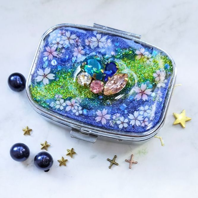 夜桜のピルケース ハンドメイド レジン 小物入れ 桜 ビジュー 宇宙