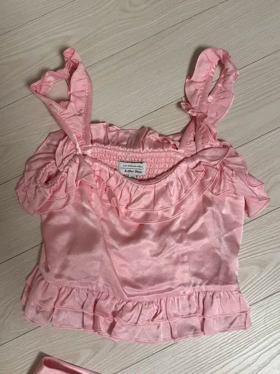 - Other Stories アンドアザーストーリーズ ピンク フリル セットアップ