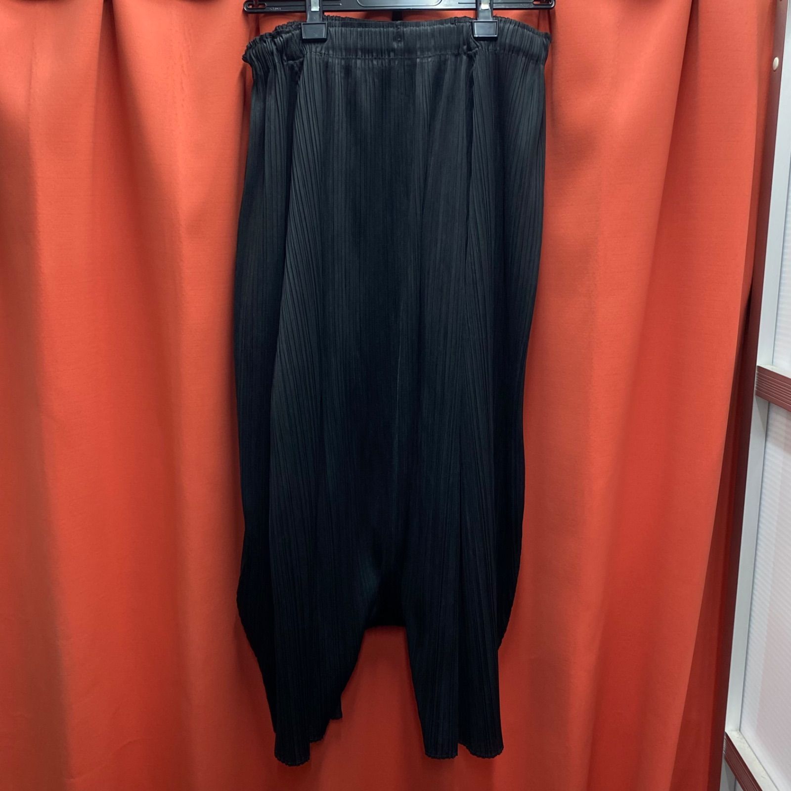 絶対お買い得！ PLEATS PLEASE プリーツプリーズ ISSEY MIYAKE イッセイミヤケ パンツ ブラック サルエル モダンな