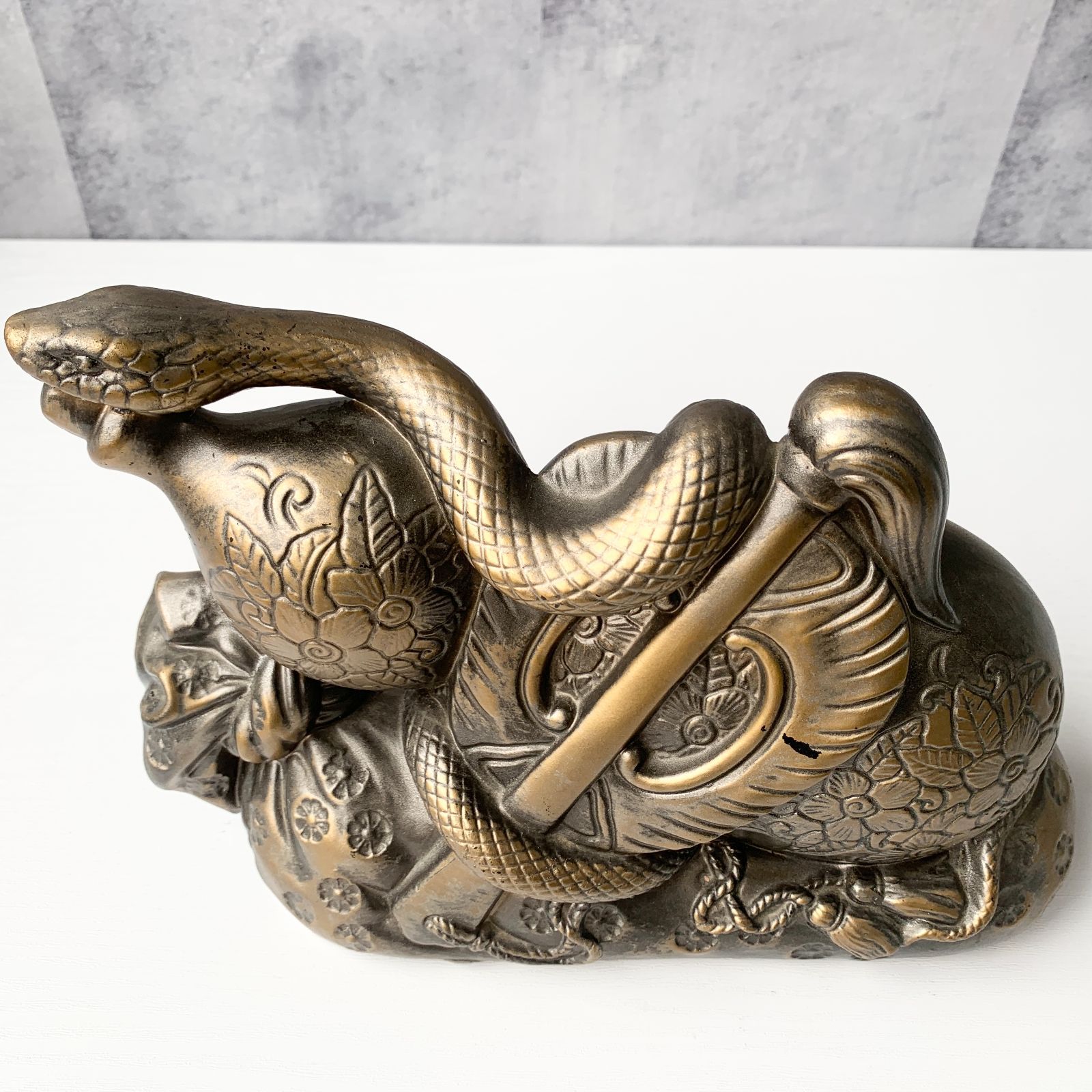 ヘビの置物 干支 巳 蛇 へび 瓢箪 ひょうたん 扇 ゴールドカラー 金色 陶器 縁起物 開運 正月