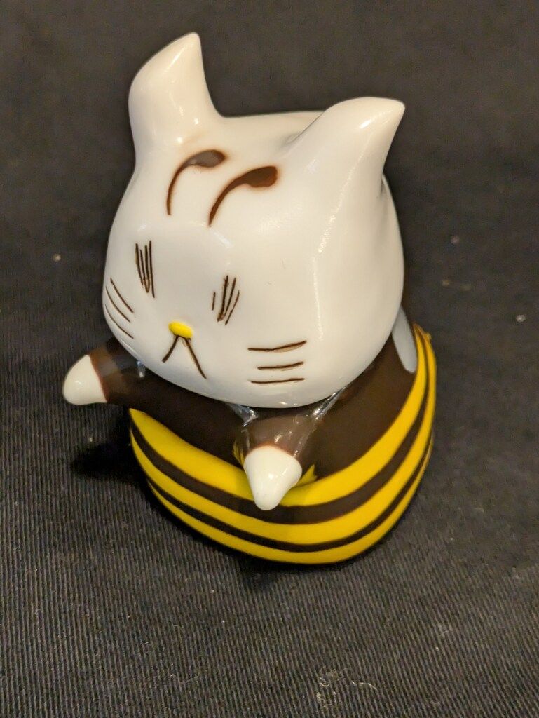 ノラズヤ 猫と幽霊の怪獣 くらいうみ ニャオバケ みつばちの姿