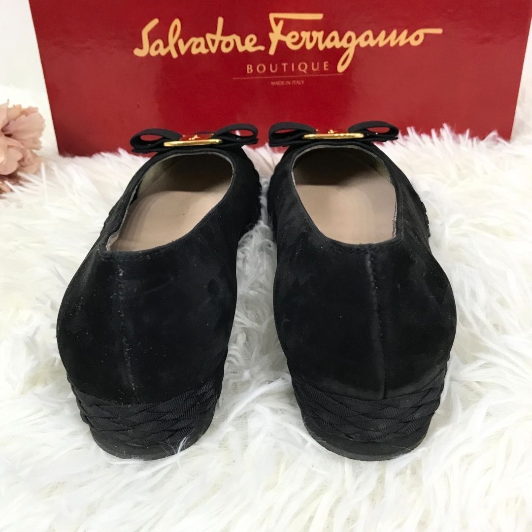 Salvatore Ferragamo サルヴァトーレフェラガモ パンプス ヴァラ ブラック ヌバックレザー フラットシューズ サイズ表記6  1/2（24㎝相当） 箱あり - メルカリ