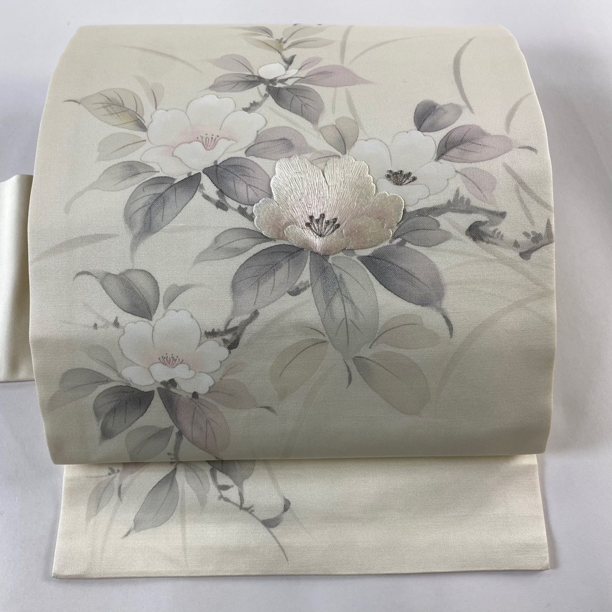 未使用品 名古屋帯 博多織 枝花 唐草花 クリーム くすみ紫 3m57cm正絹 名古屋帯 優品 落款 枝花 銀糸 刺繍 クリーム 正絹 【中古