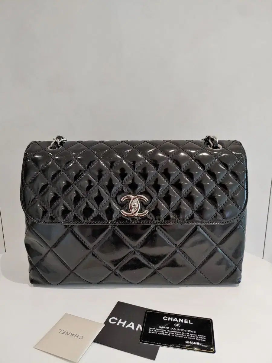 Chanel シャネル パテントレザー クロスバッグ