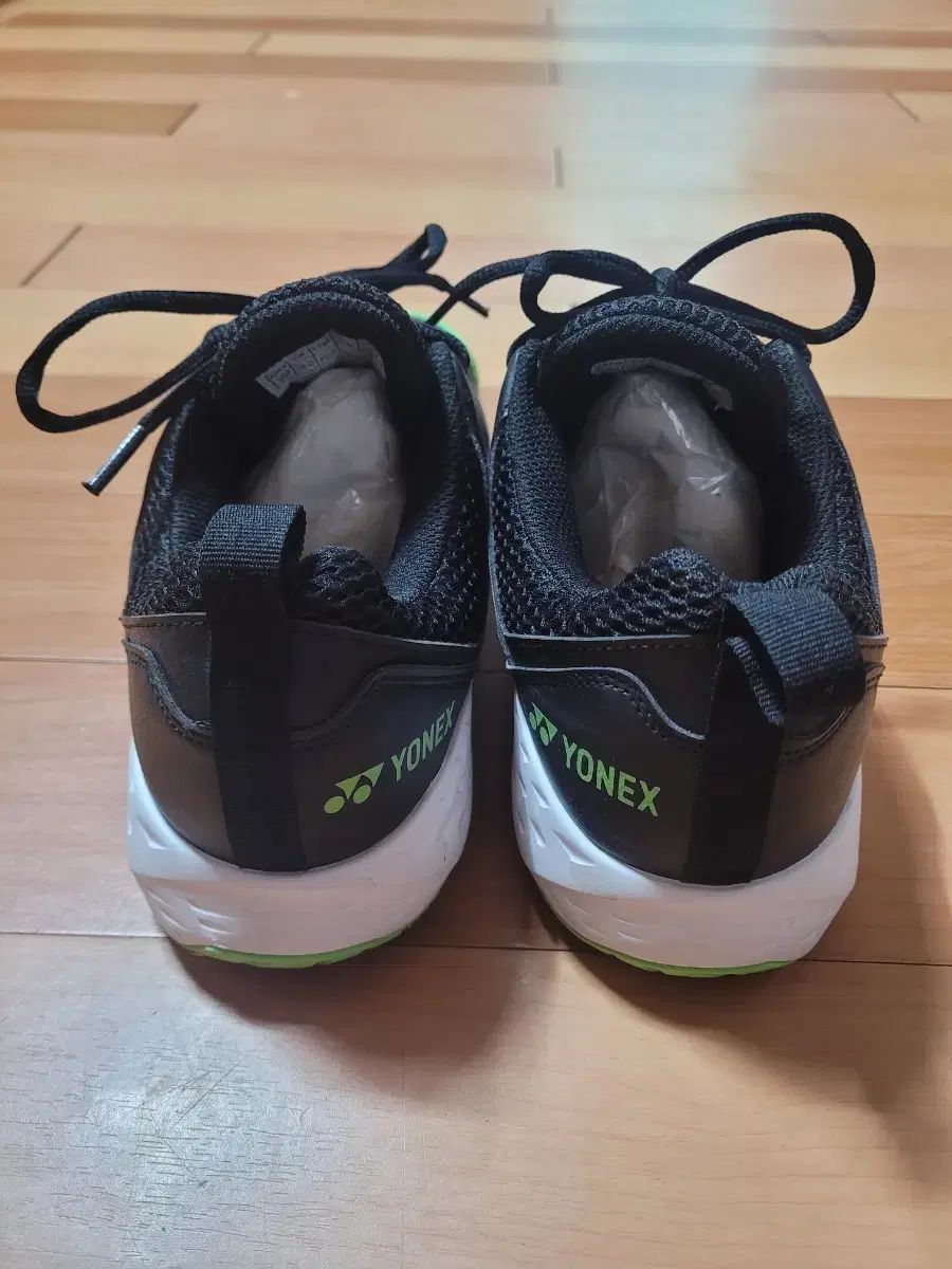 YONEX