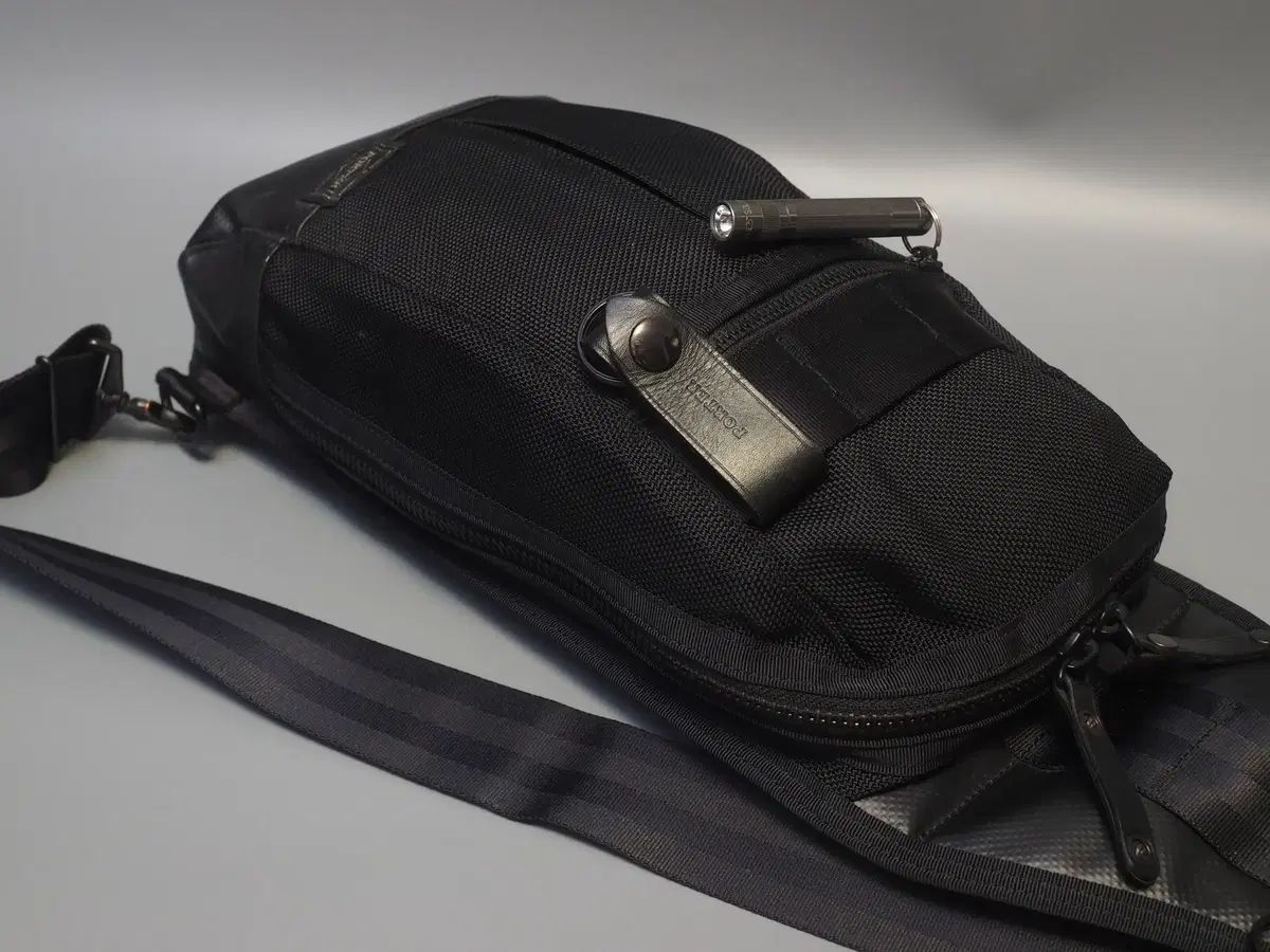 ポーター ボディバッグ スリングショルダー ヒート マグライトが付属