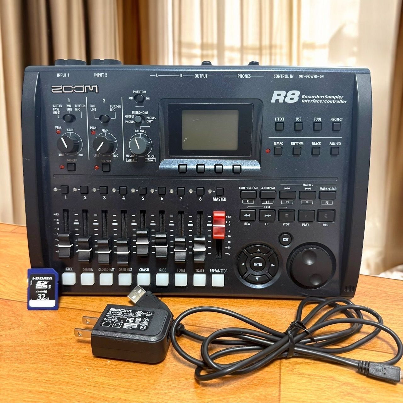 未使用美品】マルチトラックレコーダー ZOOM R8 メモリーカード 未使用美品】マルチトラックレコーダー ZOOM R8 メモリーカード