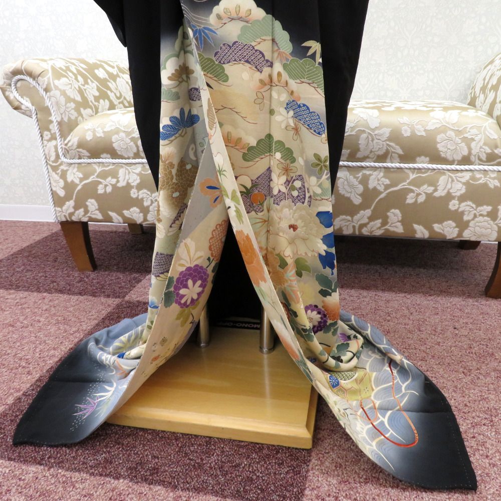 黒留袖 アンティーク 昔着物 正絹 黒 多色 金 扇 鼓 花々 宝文様 刺繍 裾綿入 シミあり 昔 レトロ 明治・大正ロマン  身丈161cm 【キモノオフ野々市若松店】 黒留袖 アンティーク 昔着物 正絹 黒 多色 金 扇 鼓 花々 宝文様 刺繍
