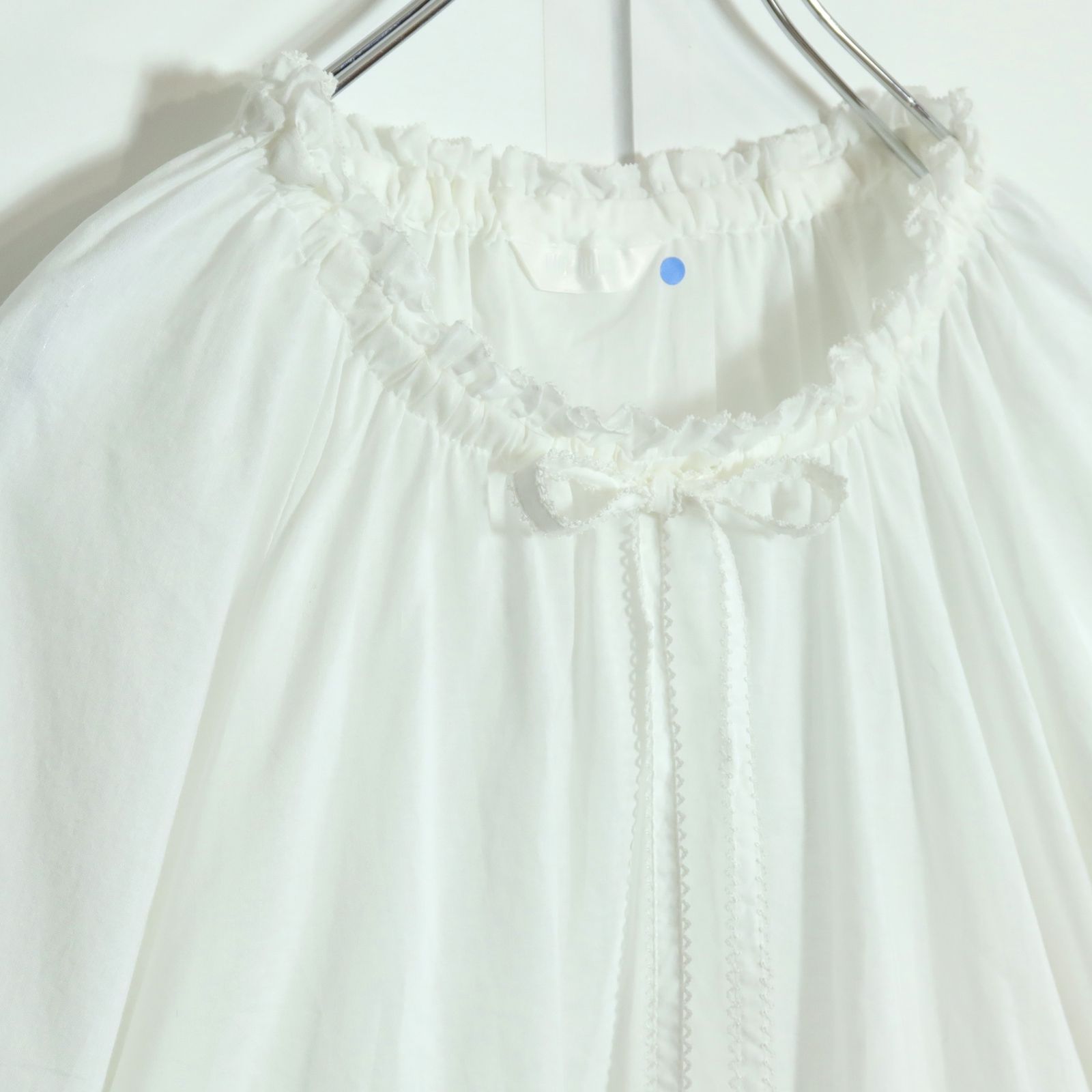 【美品】ピンクハウス★2025年製！ふんわりローンブラウス 白系 ギャザーたっぷり♪リボン&フリル♪無地 z13135 美品】ピンクハウス☆2025年製！ふんわりローンブラウス 白系 ギャザー