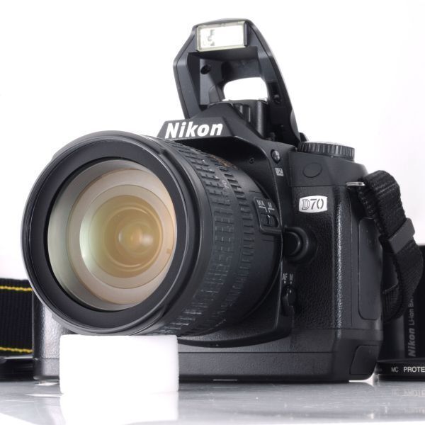 ニコン Nikon D70 デジタル一眼レフカメラ AF-S DX Nikkor 18-70mm F3.5-4.5 G ED レンズ h020