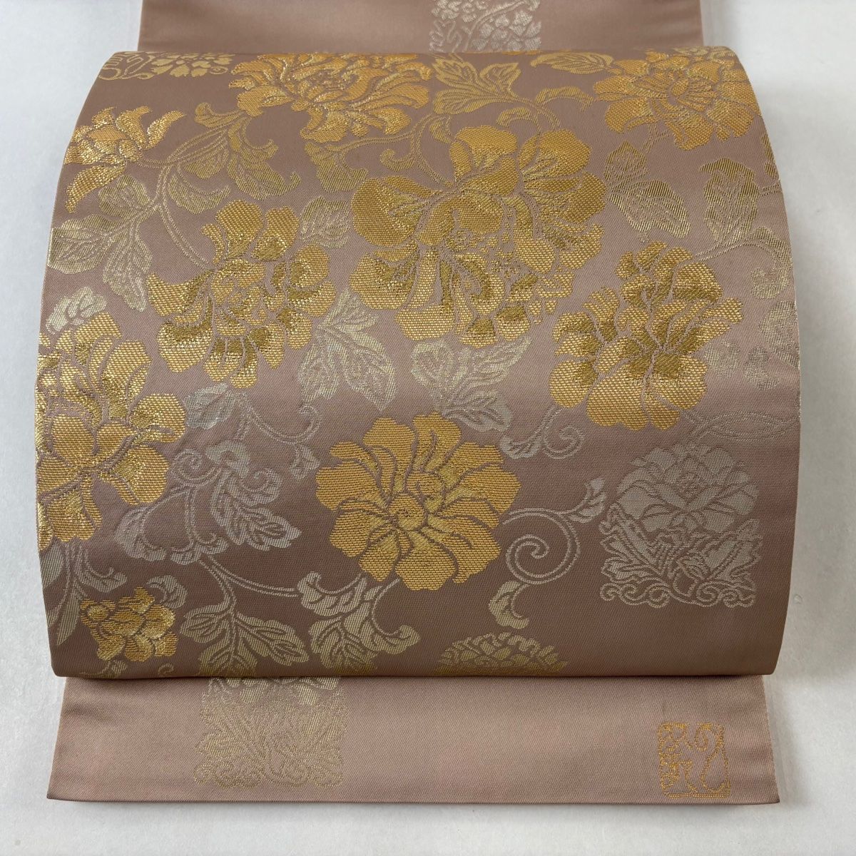 袋帯 逸品 龍村晋 落款 花唐草 草花 金糸 箔 薄茶色 お太鼓柄