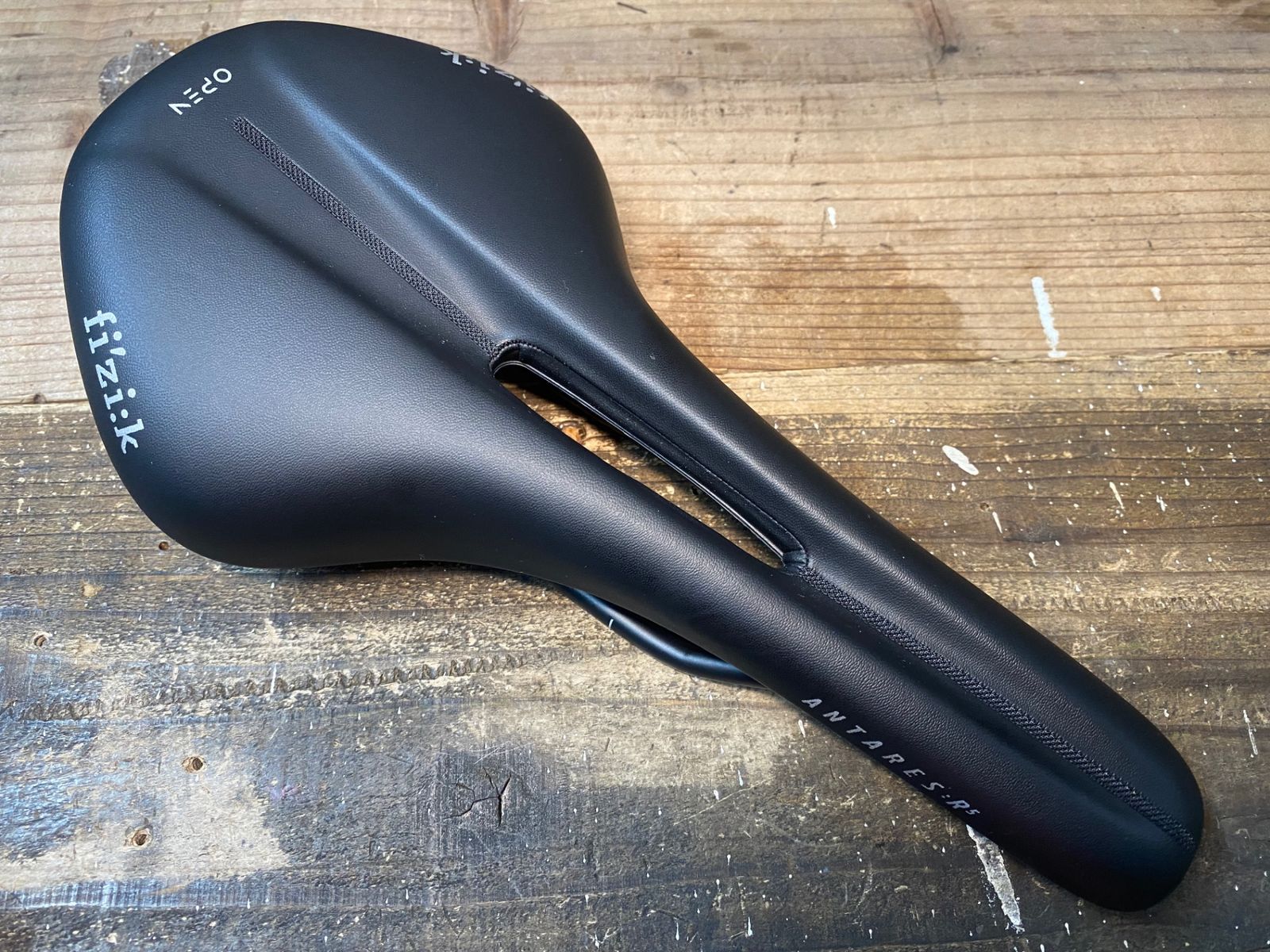 fizik Antares R5 Open サドル ブラック Regular