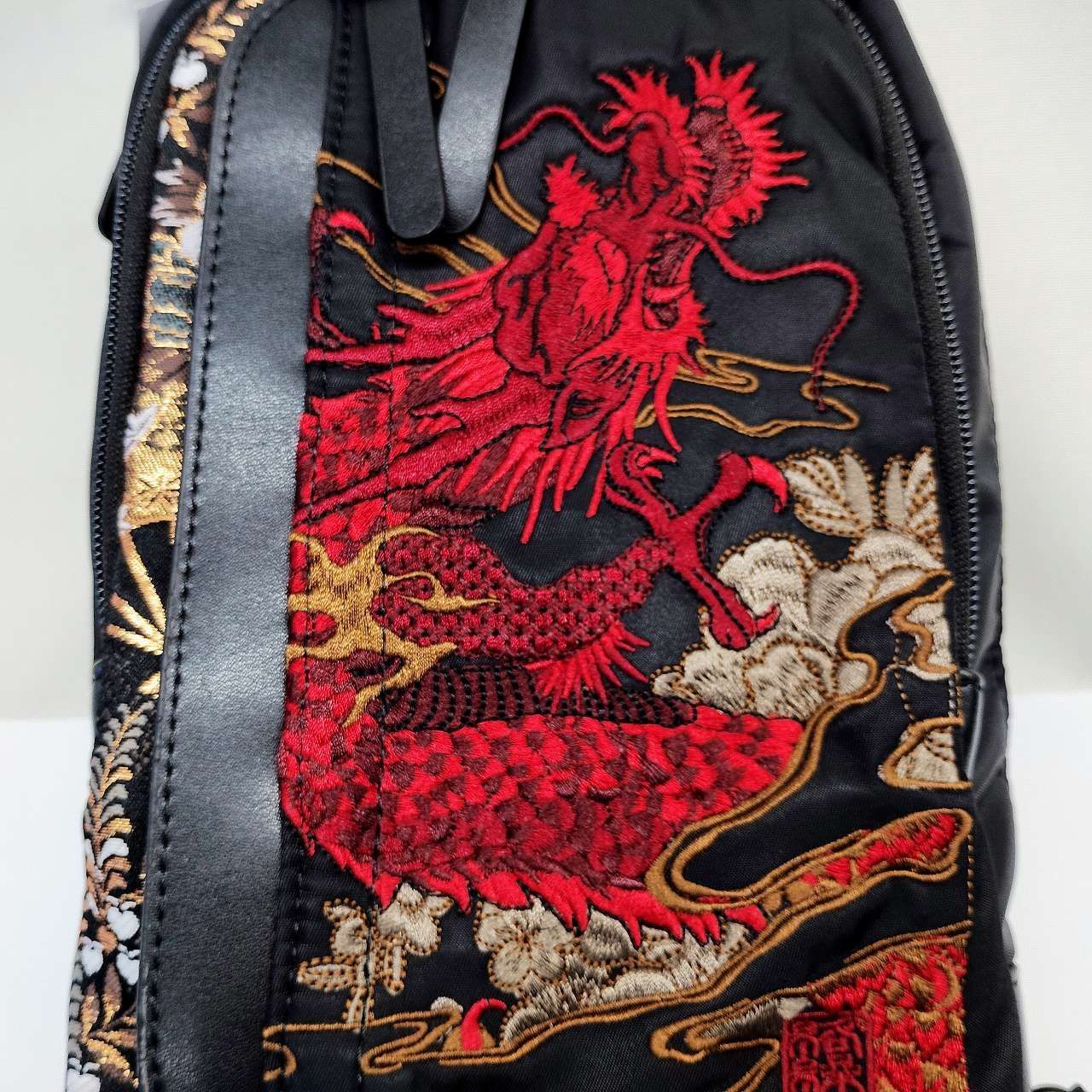 233901 ファッション 絡繰魂 ボディバッグ 黒 紅龍刺繍