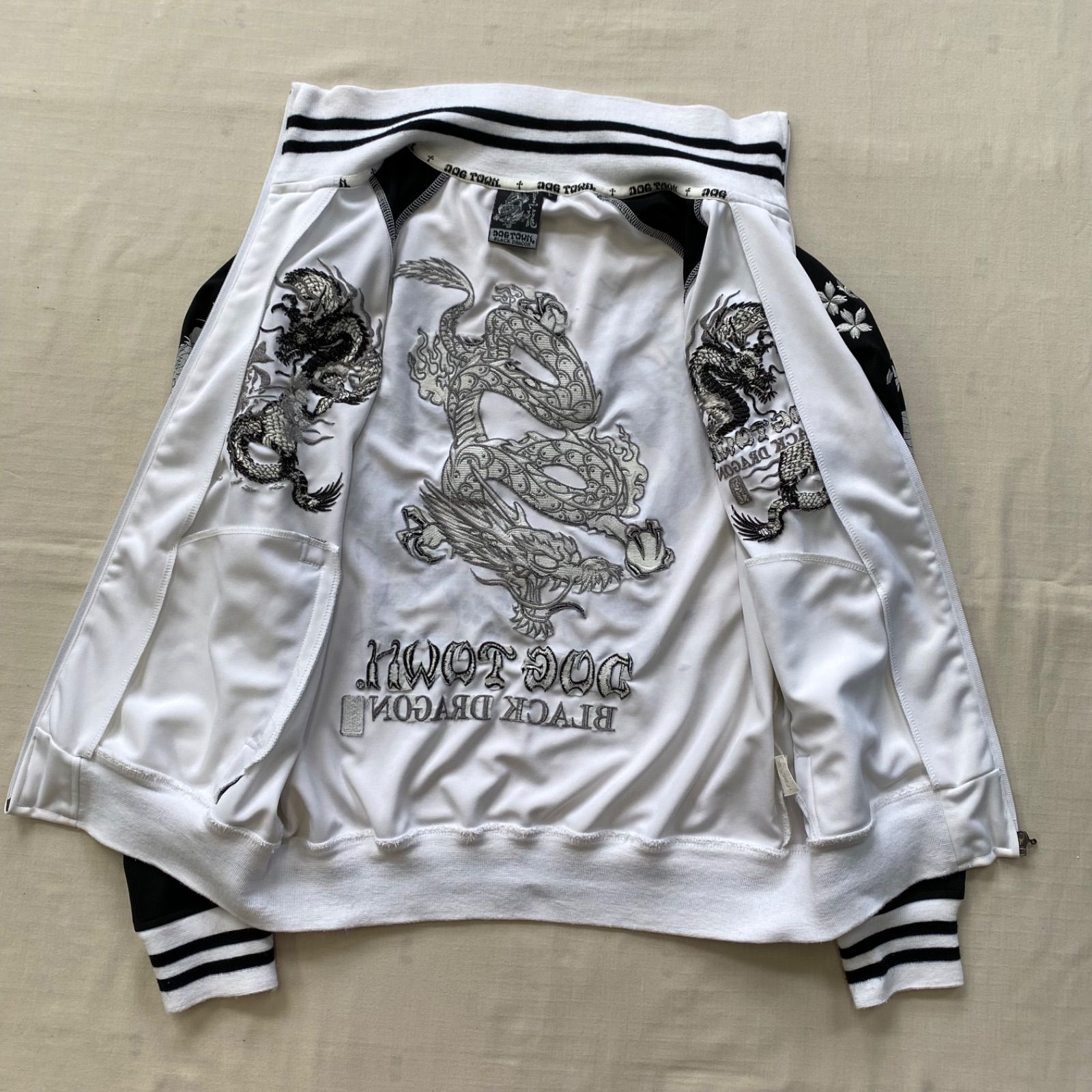 DOG TOWN トラックジャケット 黒龍 ドラゴン 刺繍 ジャージ上 ジップ DOG TOWN ドッグタウン トラックジャケット 刺繍 ブラック