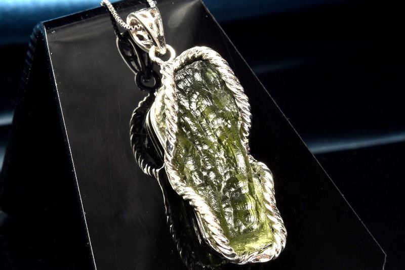 １点物 AA シルバー925 モルダバイト 26x9mm 原石 ペンダントトップ パワーストーン 天然石 _PC6487