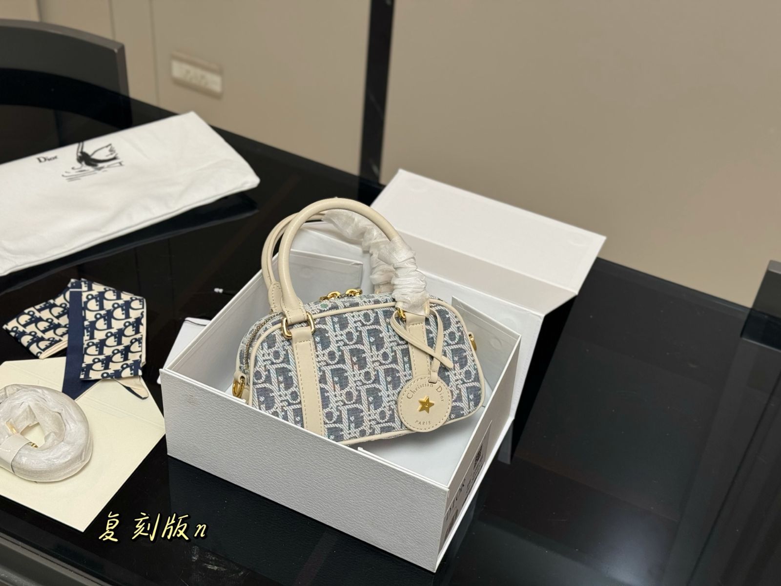 今日 Dior D-Vibe ミニボウリングバッグ サイズ 20×12cm 今の在庫は 価格 -WT0輸入