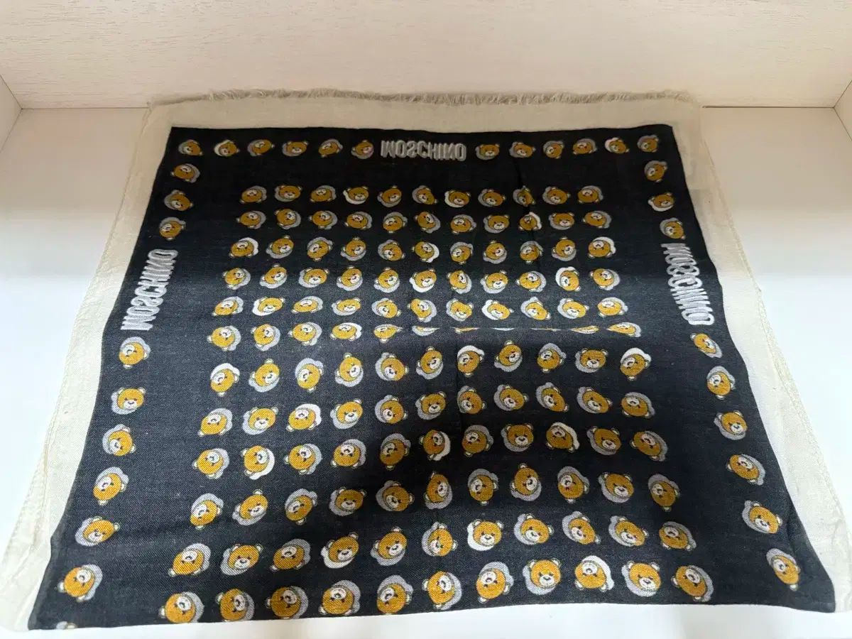 Moschino テディ プリント スクエア スカーフ MOSCHINO 100%SILK SCARF TEDDY BEAR 19
