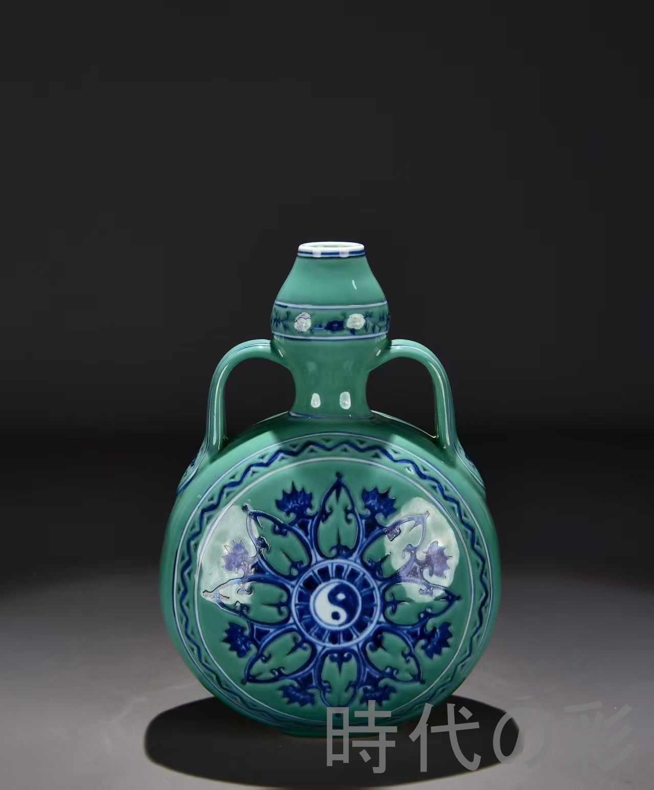 中国古美術・明宣徳・果皮緑地青花宝相紋・抱月瓶・青花磁・壺・花瓶・古陶磁・唐物 中国古美術 明・宣徳年製 果皮緑地青花宝相紋 抱月瓶 壺 花瓶 古陶磁