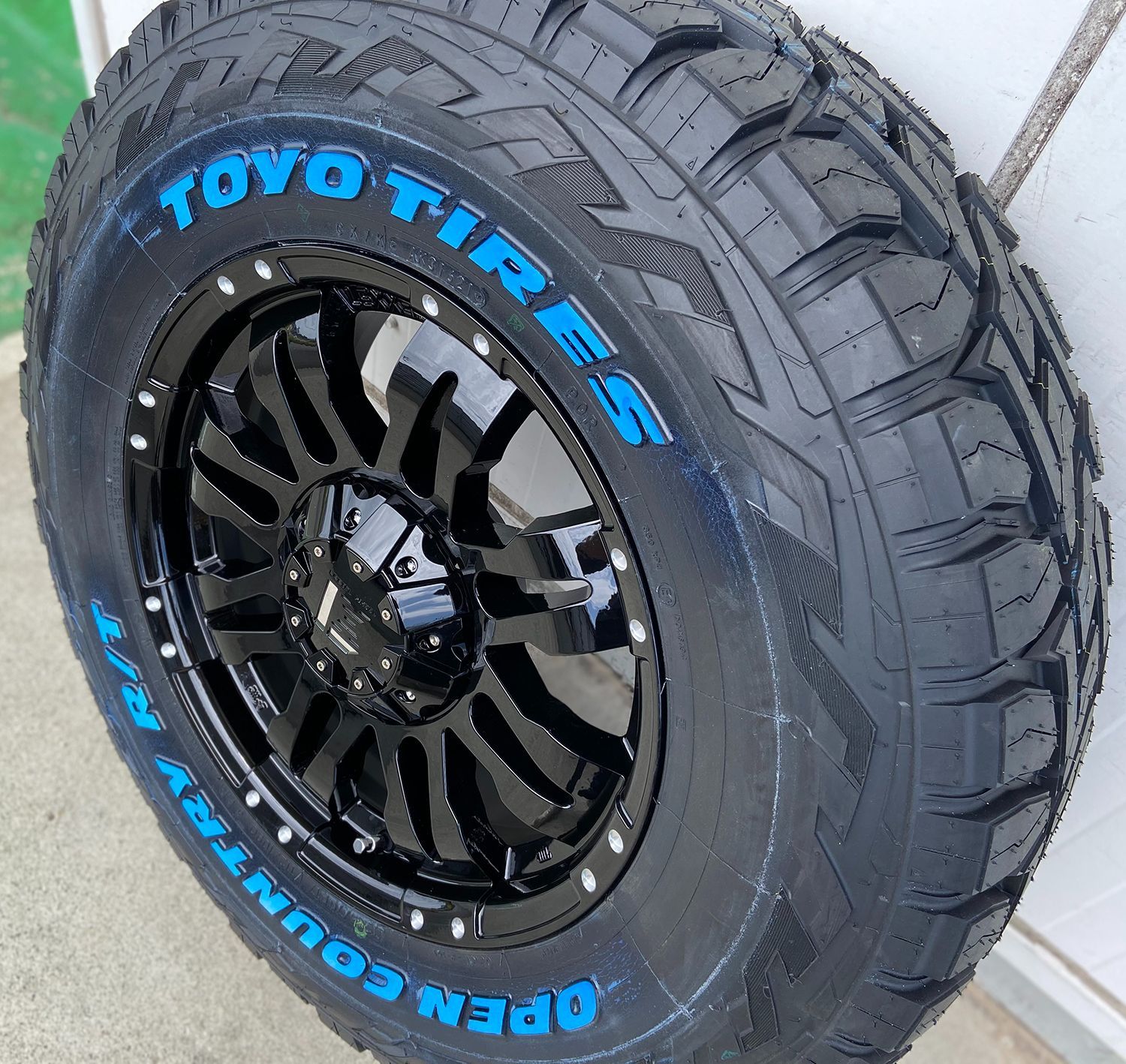 120/150 プラド ハイラックス サーフ FJクルーザー H3 ユーコンデナリ サバーバン タイヤホイールセット 4本 TOYO  オープンカントリー RT 265/70R17 265/65R17 285/70R17 ホワイトレター Balano