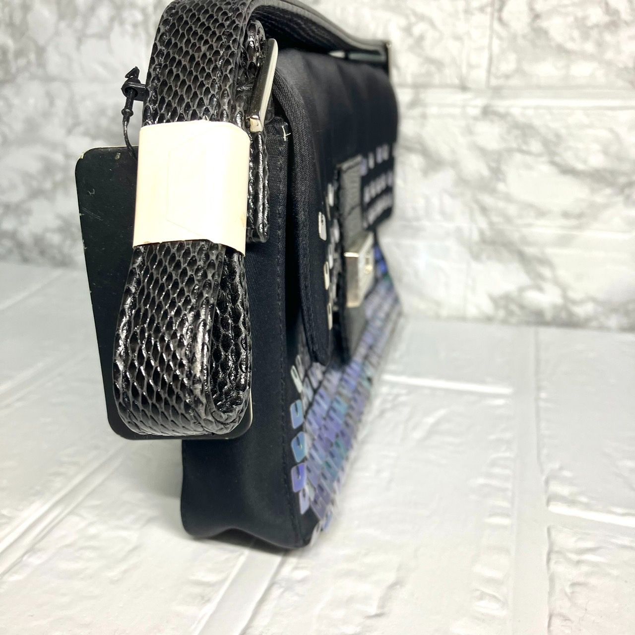 ✨【新品未使用】GUESS ゲス ショルダーバッグ スパンコール×ブラック  