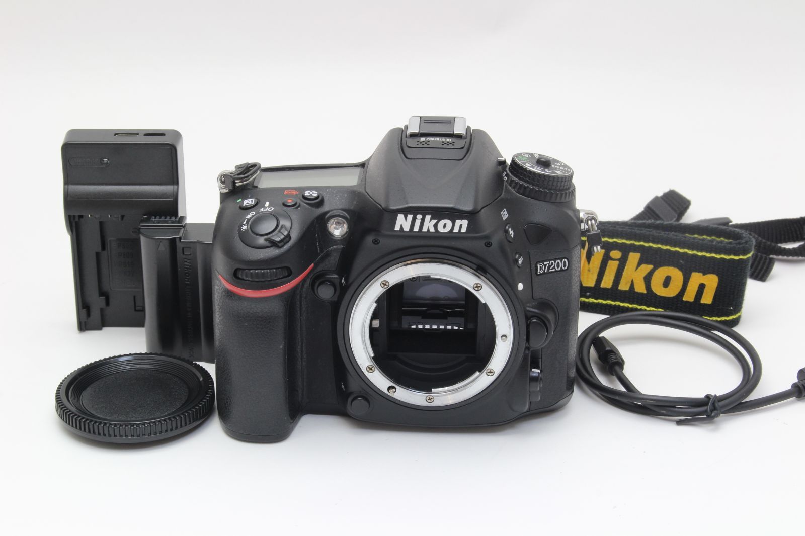 美品 Nikon D7200 ボディ ショット2439回 初期不良保証 美品 Nikon D7200 ボディ ショット2439回 初期不良保証 AB (良品