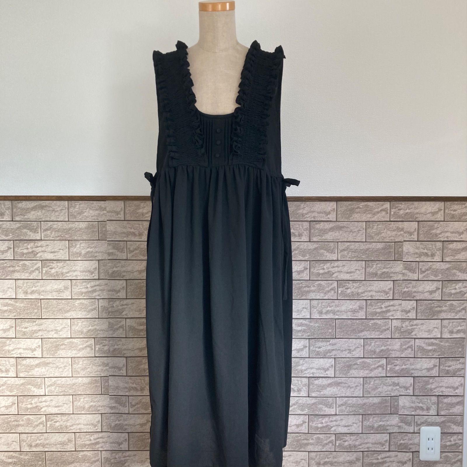 ギャザーフリル＆ピンタック サイドリボンのエプロンワンピース ブラック ゴシック NEXPOTALLINN_EU