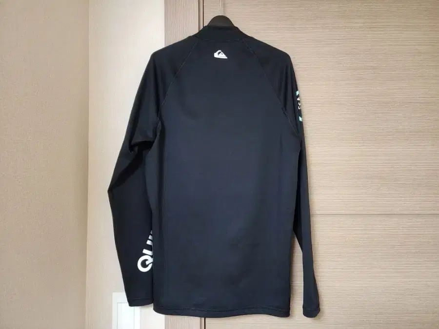 QUIKSILVER(クイックシルバー) ジップアップラッシュガード M サイズ