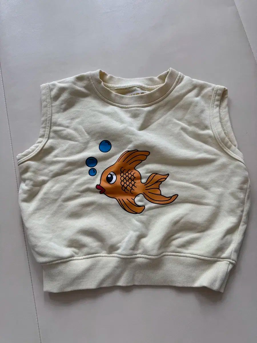 ヒューゴラブスティッキー 魚 ベスト 2T