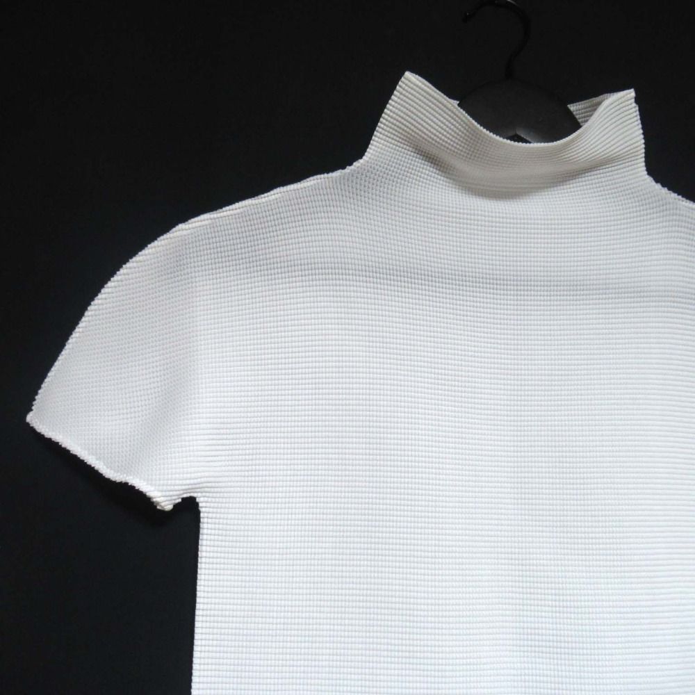 【新品】イッセイミヤケ　 ME ホワイト　ハイネック　トップス　プリーツ 未使用 24SS me ISSEY MIYAKE ミー イッセイミヤケ STRETCH