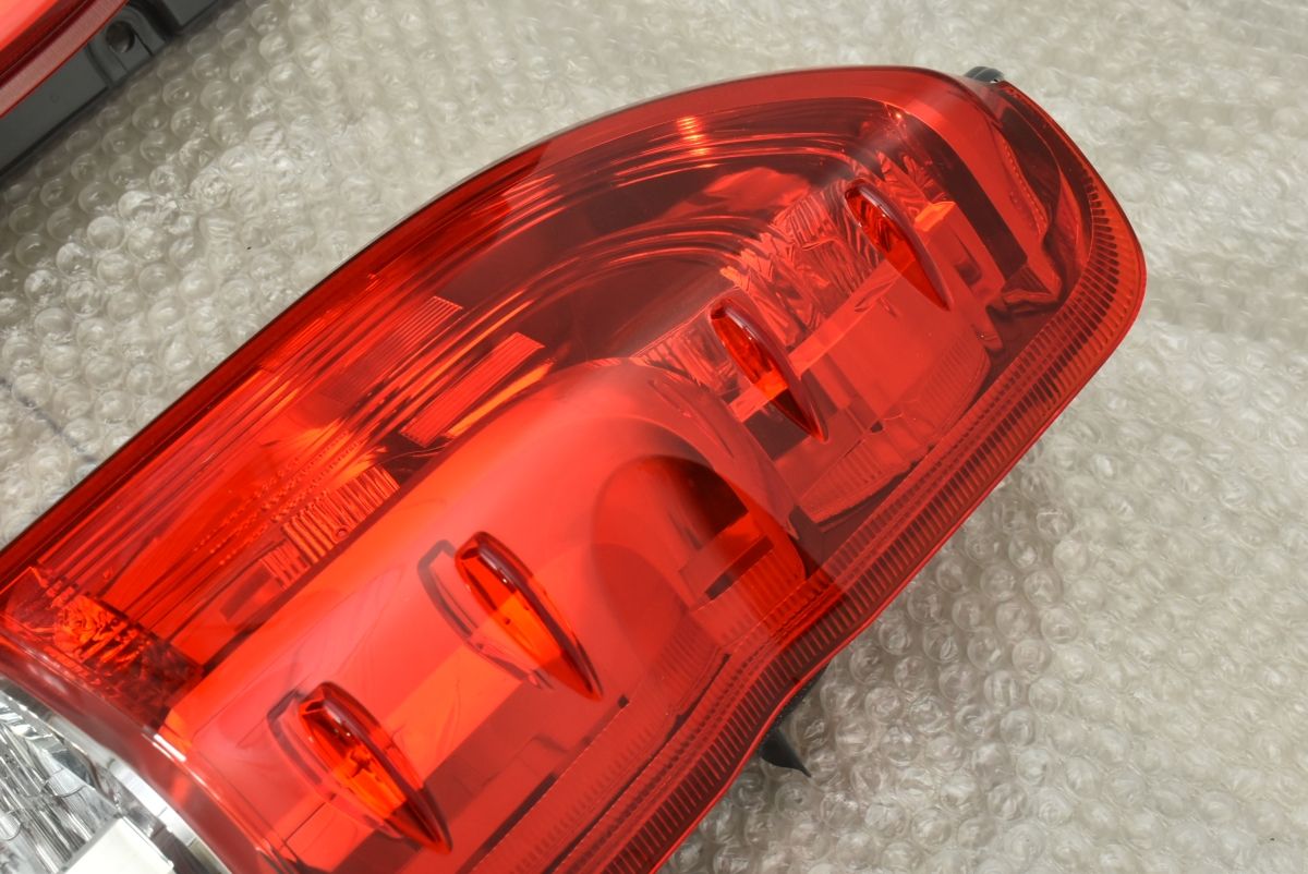 トヨタ ハイエース 200系 純正 テールランプ KOITO 26-140 美品】トヨタ 200系 ハイエース 純正 テールランプ 左右セット