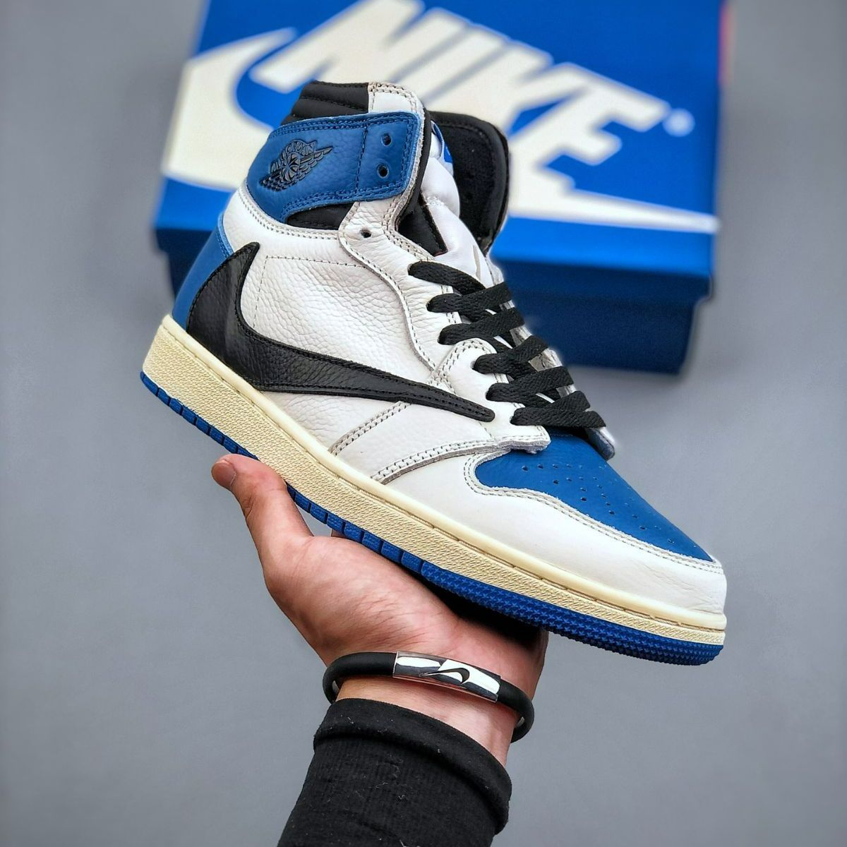 送料無料 新品  Nike Air Jordan 1 High OG SP