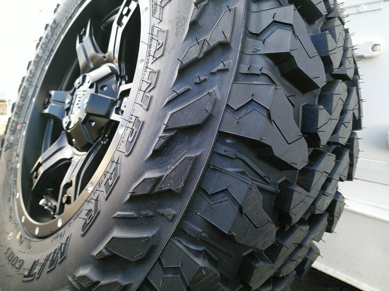 サーフ プラド ハイラックス FJクルーザー タイヤホイールセット ヨコハマ ジオランダー M/T 265/65R17 265/70R17  285/70R17 OutLaw 17インチ 新品4本セット - メルカリ