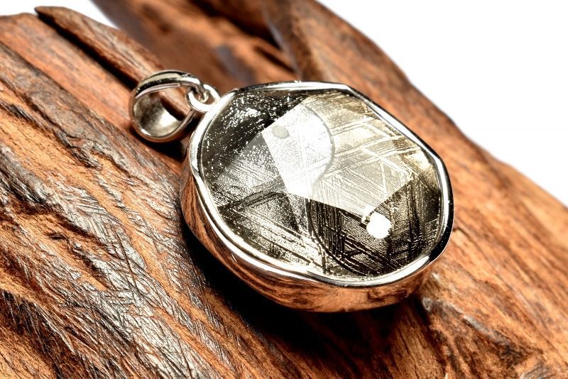 スウェーデン産シルバー925 ギベオン メテオライト隕石 18mm シルバー ブラックコーティング 陰陽太 図 ペンダントトップ 1個売り パワーストーン 天然石 _PRG2358-4 NEXPOTALLINN_EU