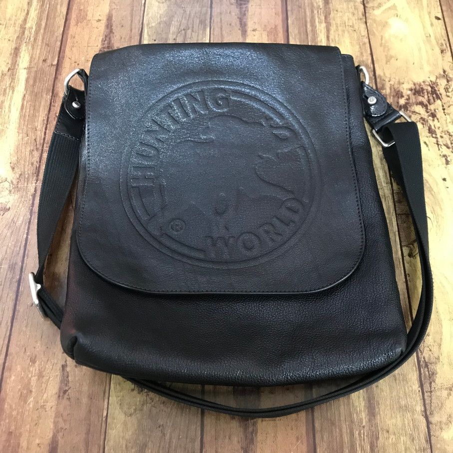 ✨試着程度の極美品✨ハンティングワールド　ショルダーバッグ　シボレザー　ブラック 国内発送HUNTING WORLDショルダーバッグ ブラック 新品 正規品