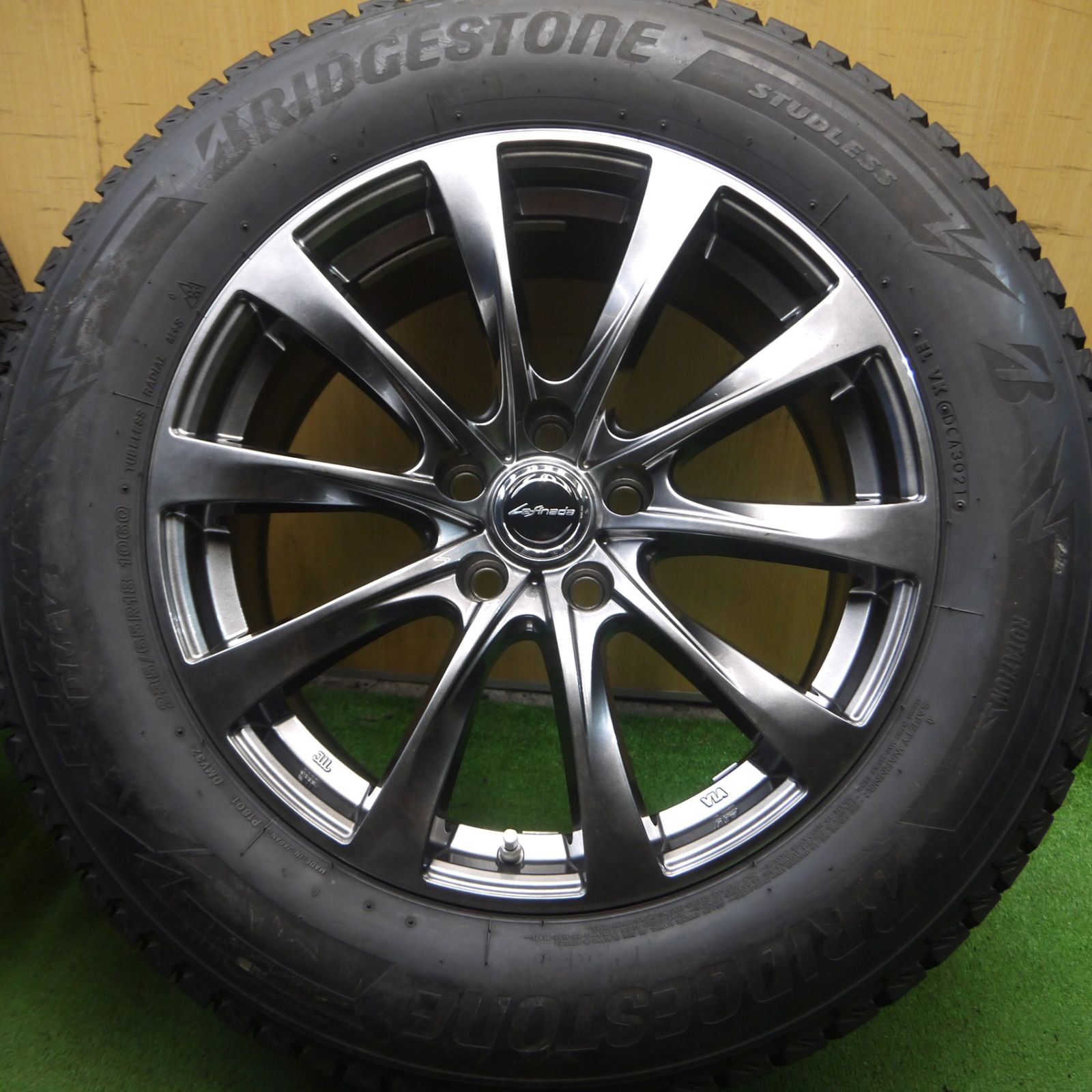 *送料無料* 超バリ溝！21年！キレイ！9.5分以上★Lefinada motion2 MiD 235/65R18 スタッドレス ブリヂストン DM-V3 レフィナーダ PCD114.3/5H★4022113Hス