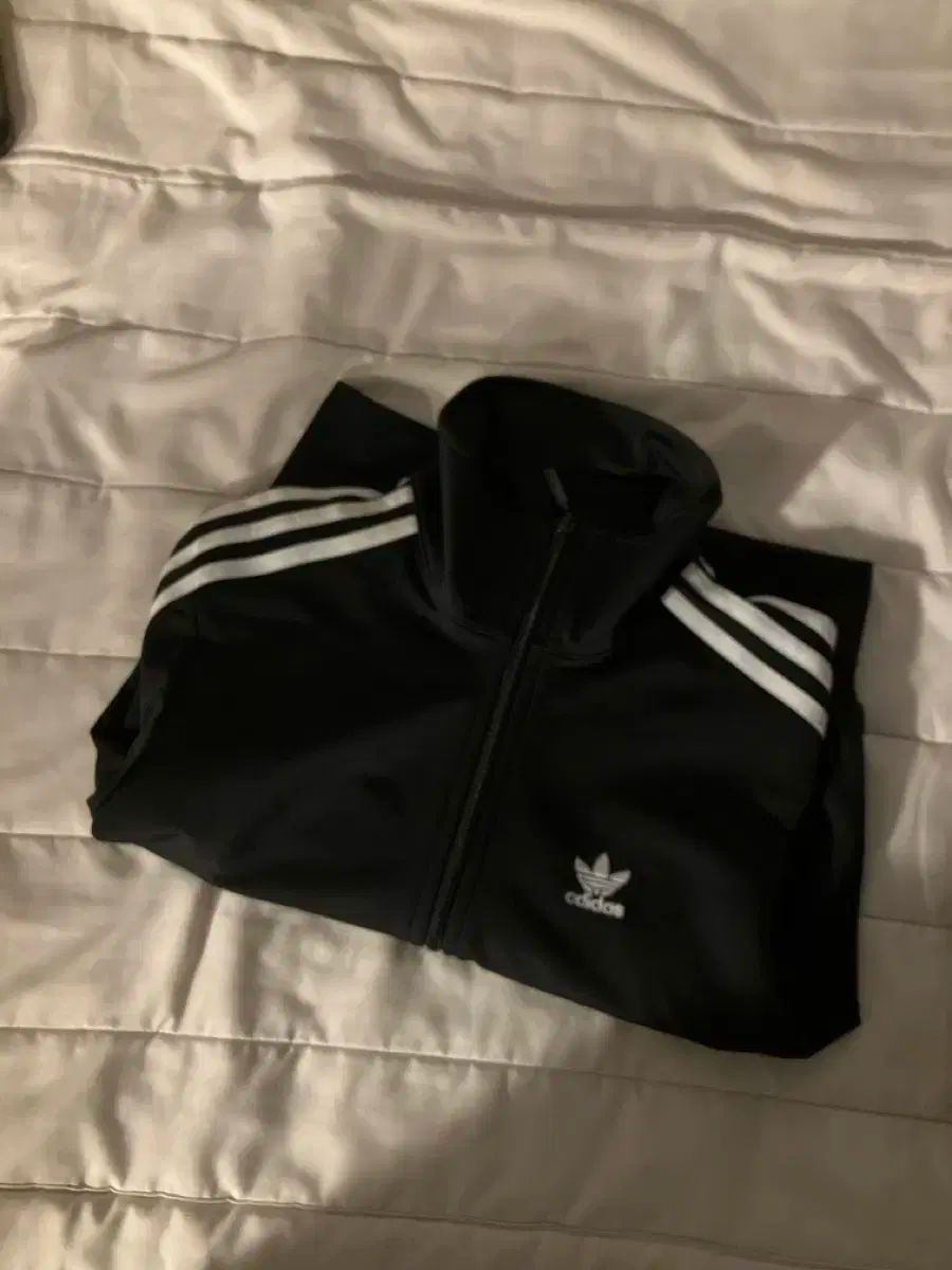 アディダス ブラック クロップド ジャージ