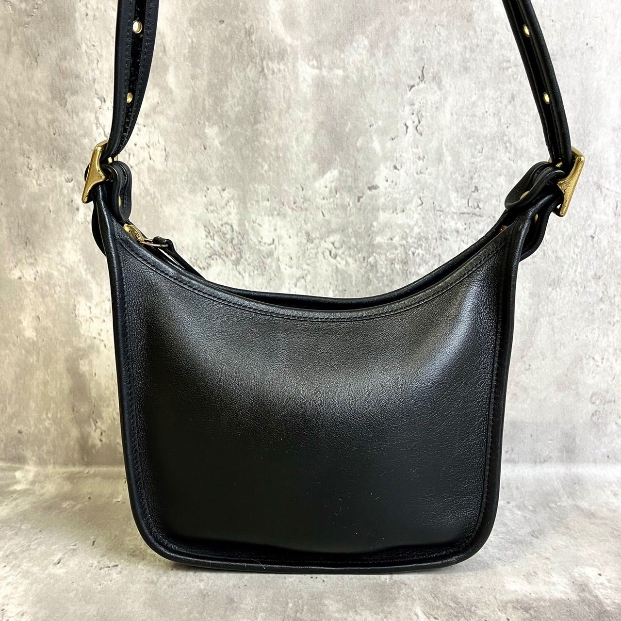 ✨極美品✨ OLDCOACH オールドコーチ ショルダーバッグ トートバッグ マシューヒーリー ゴールド金具 ロゴ刻印 チャーム グラブタンレザー  レディース メンズ ユニセックス ブラック黒色 肩掛け 斜め掛け - メルカリ