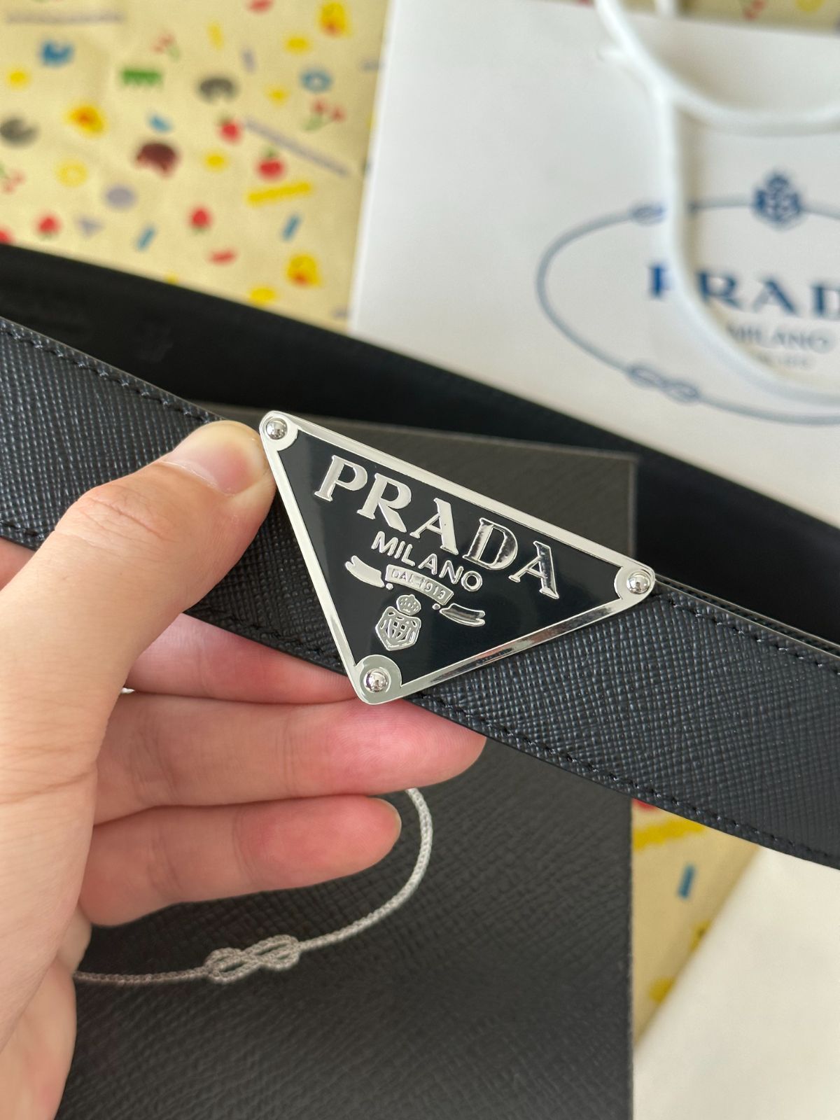 PRADAロゴプレート ベルト PRADA ブラックレザーベルト ロゴプレート付き - メルカリ