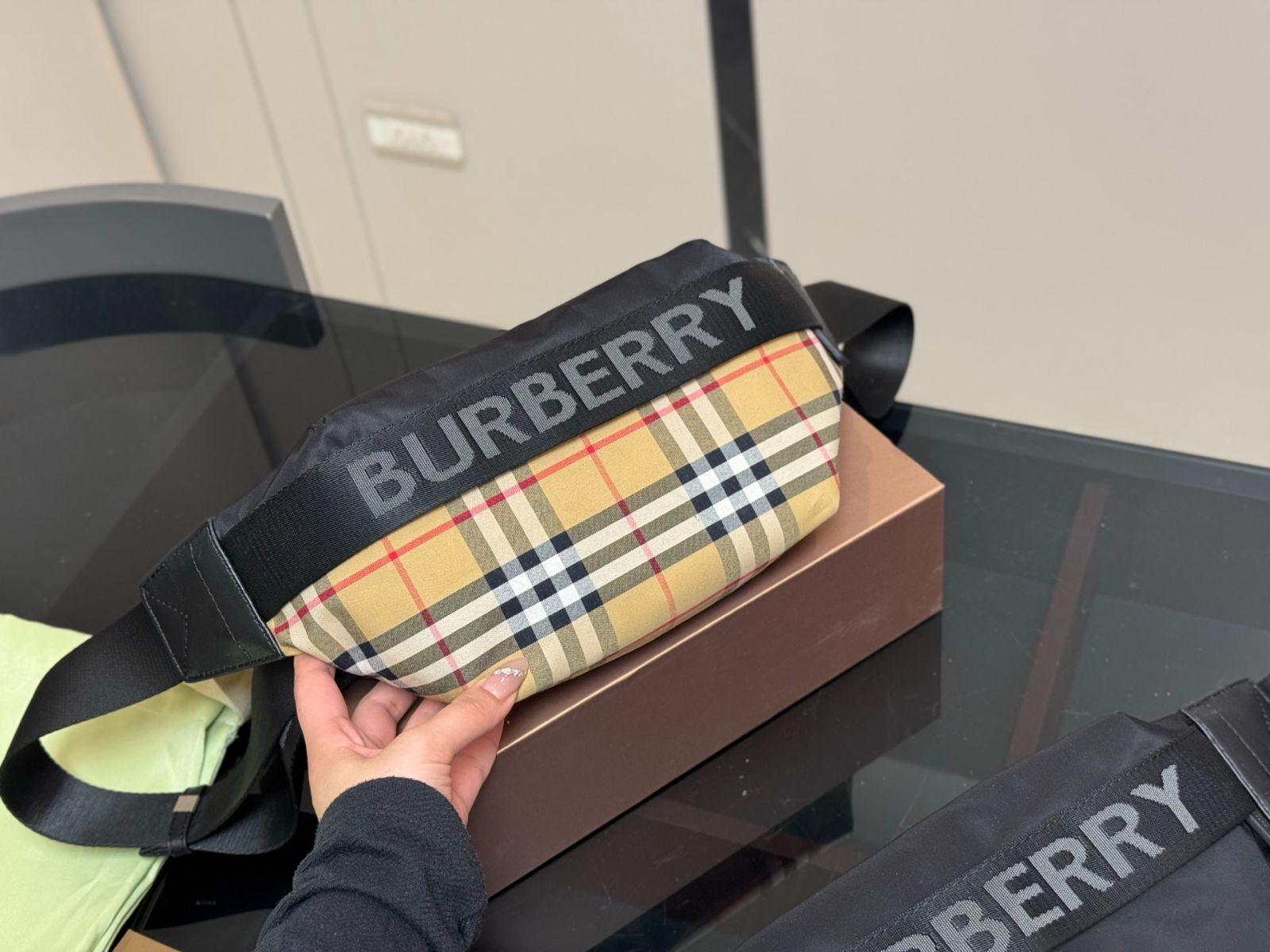 今日特価】Burberry ワイドベルトバッグ - メルカリ