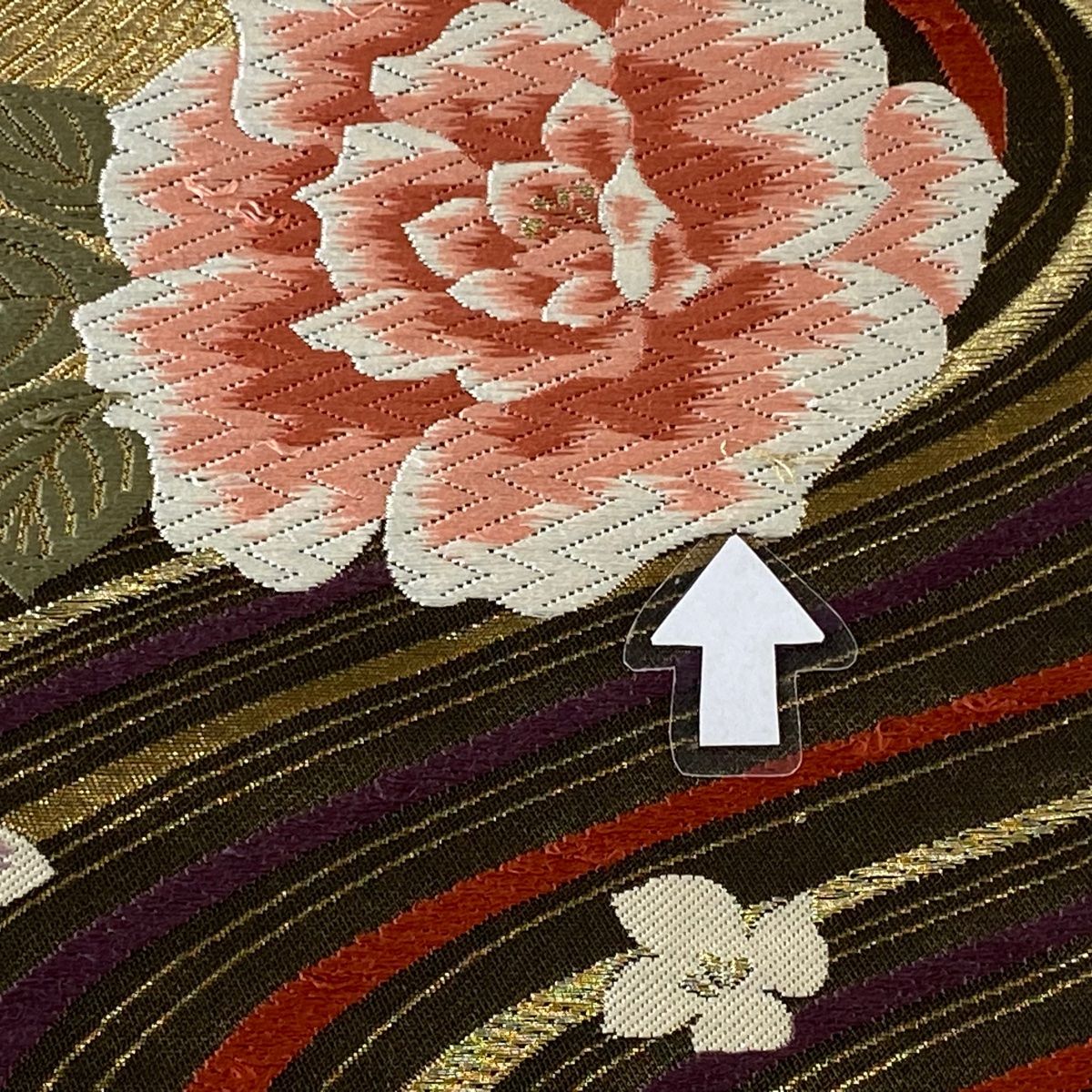袋帯 美品 秀品 振袖向き 草花 流水 金糸 唐織 金色 六通 正絹