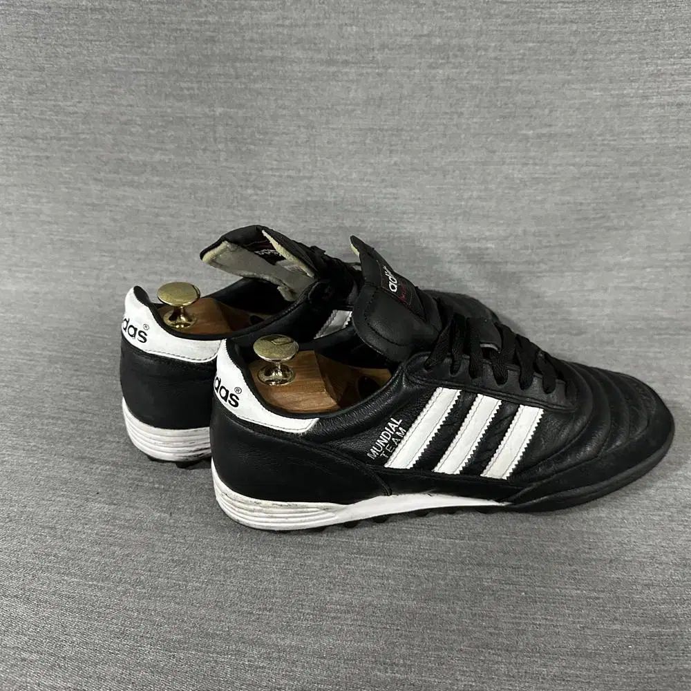 世界チーム フットサルシューズ