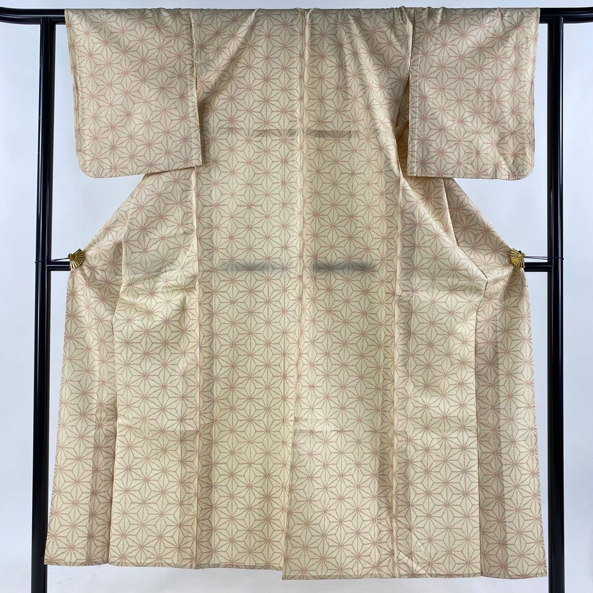 バイセル 着物 名品 小紋 黒 花びら 金彩 地紋に網代文 正絹 袷（10月～5月） 165cm Mサイズ ☆☆☆☆ 正絹 絞り柄の小紋 地紋あり 袷 地紋 デザイン