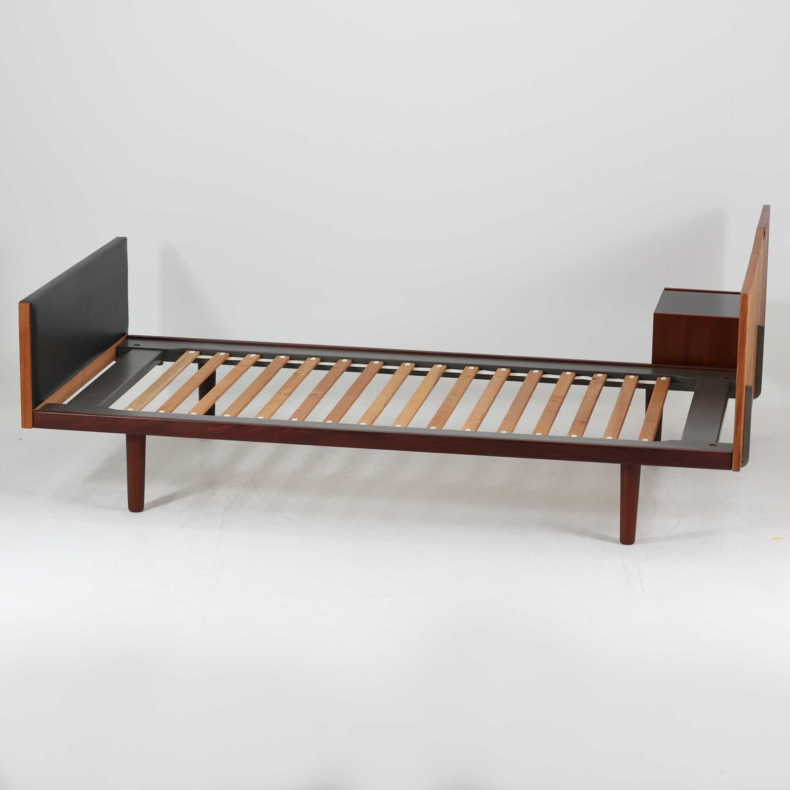 マスターウォール（MASTERWAL）アルバ　アームチェア　ウォールナット ALBA ARM CHAIRの通販 / マスターウォール