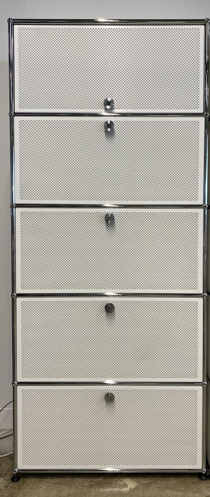 デットストック USMハラー キャビネット 1列5段 一部ドア鍵付き メッシュパネル ホワイト 白 モジュール家具 収納棚 オフィス家具 デスク収納 ギャラリー向け デザイン家具 モデル