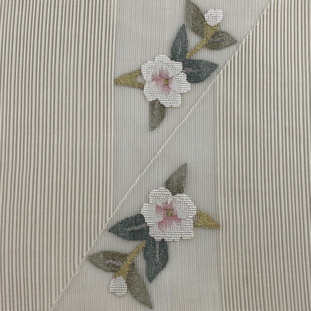 未使用品 名古屋帯 松葉仕立て絽綴れ 生成り 総刺繍 草花 長さ3ｍ61㎝ 正絹 名古屋帯 美品 秀品 夏帯 絽 八寸名古屋帯 松葉仕立て 草花 金