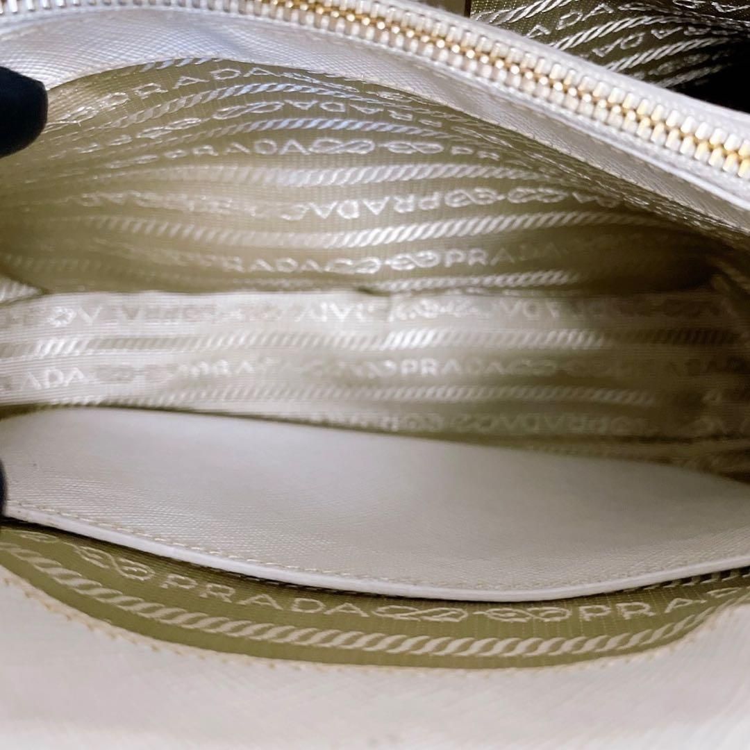 プラダ プロムナード サフィアーノ 三角ロゴ ハンドバッグ ホワイト 4509 PRADA - プラダ プロムナード サフィアーノ 三角ロゴ ハンドバッグ